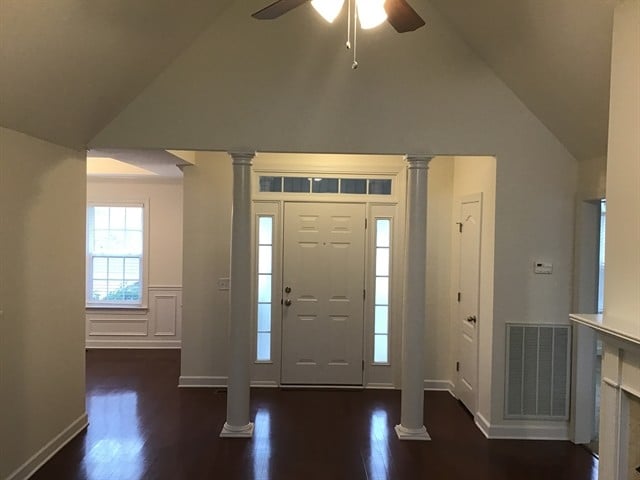 Building Photo - 560 Summit Way