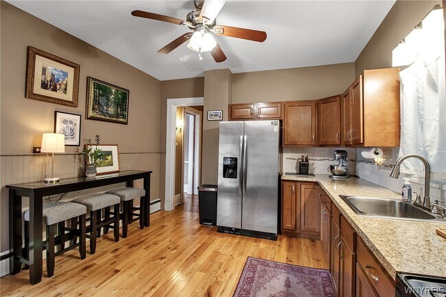 Building Photo - 370 Bryant St