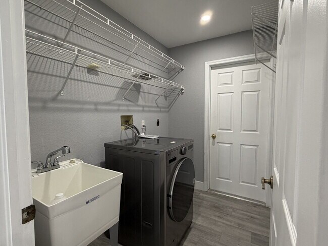 Building Photo - "Charming 3-Bedroom Retreat with 2 Full Baths on Aurora St NW!"