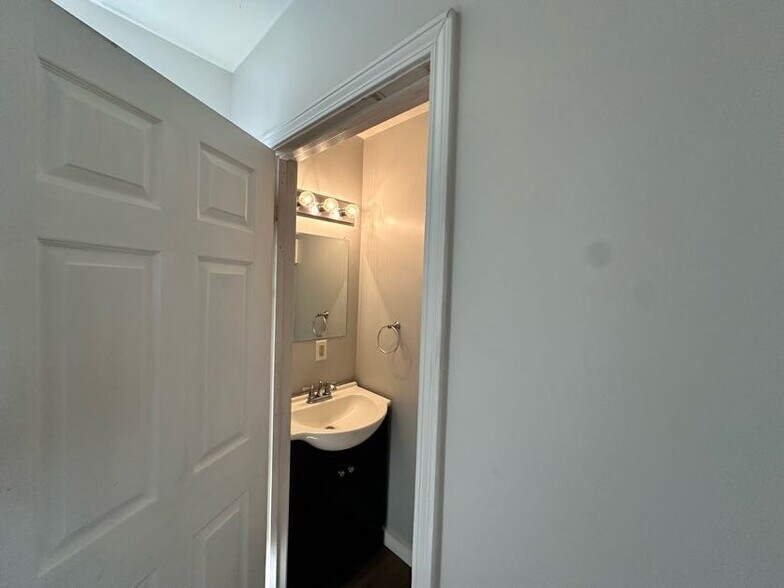 Half bath - 28 Clark St