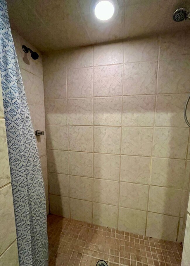 Building Photo - Adorable 3 story, 3BR/3.5BA Townhome w/ detached garage!