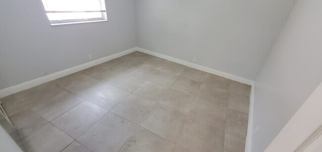 Building Photo - 921 SW 10th Dr