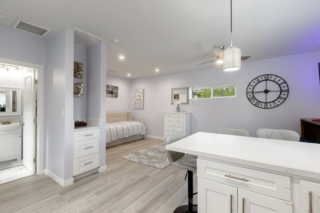 Building Photo - Charming Studio Garage Conversion Private ...