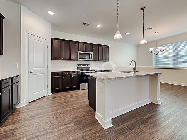 Building Photo - 605 W Lionel Rd