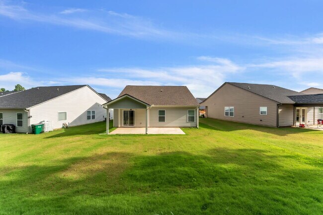 Building Photo - Modern 3-Bedroom Home with Granite Counter...