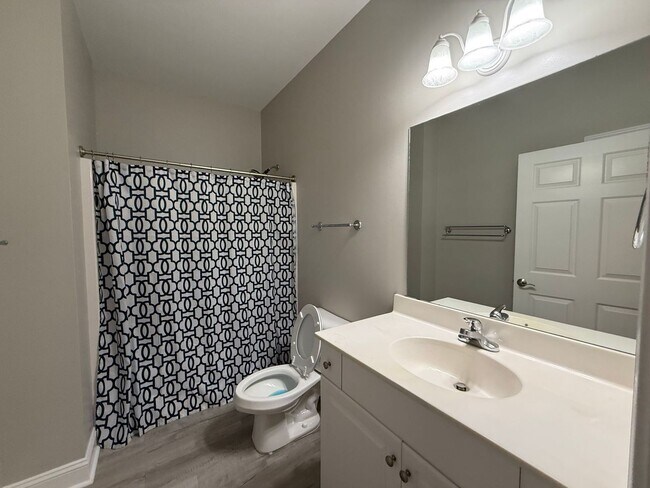 Building Photo - 2 bedroom, 2 bathroom