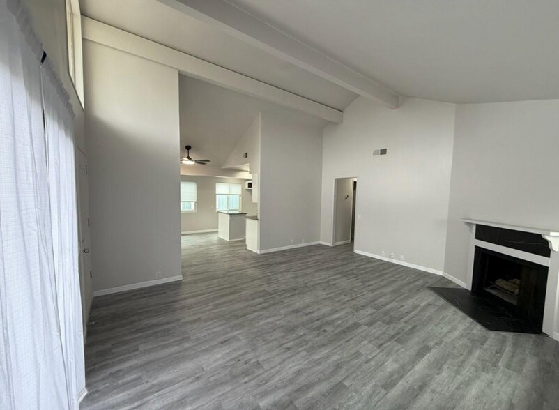 Building Photo - 34051 Silver Lantern St