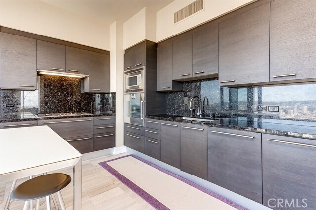 Building Photo - 900 W Olympic Blvd