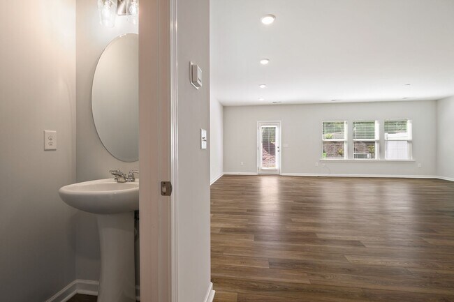Building Photo - Gorgeous end-unit townhome near Brier Creek!