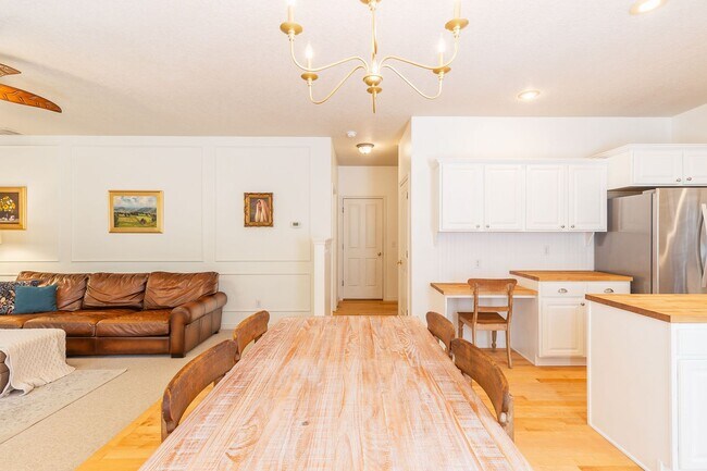 Building Photo - 3 Bed 2.5 Bath In The Heart Of Eagle