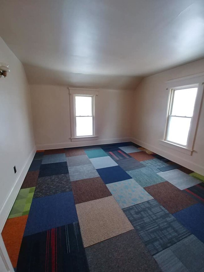 Building Photo - 227 E 2nd St