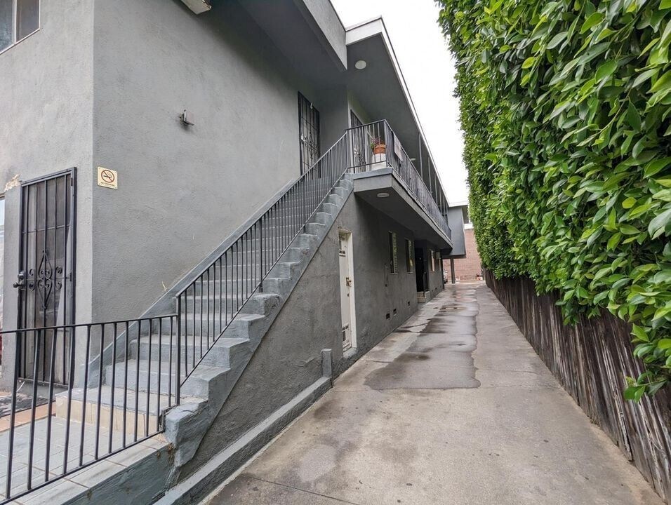 Building Photo - 753 N Hudson Ave
