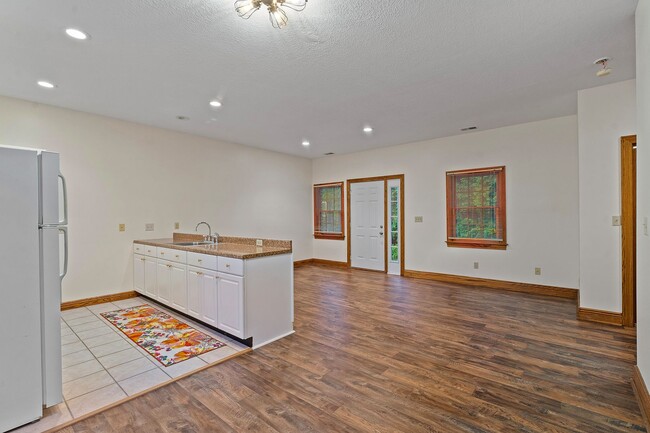 Building Photo - 652 Saddlebrook Dr
