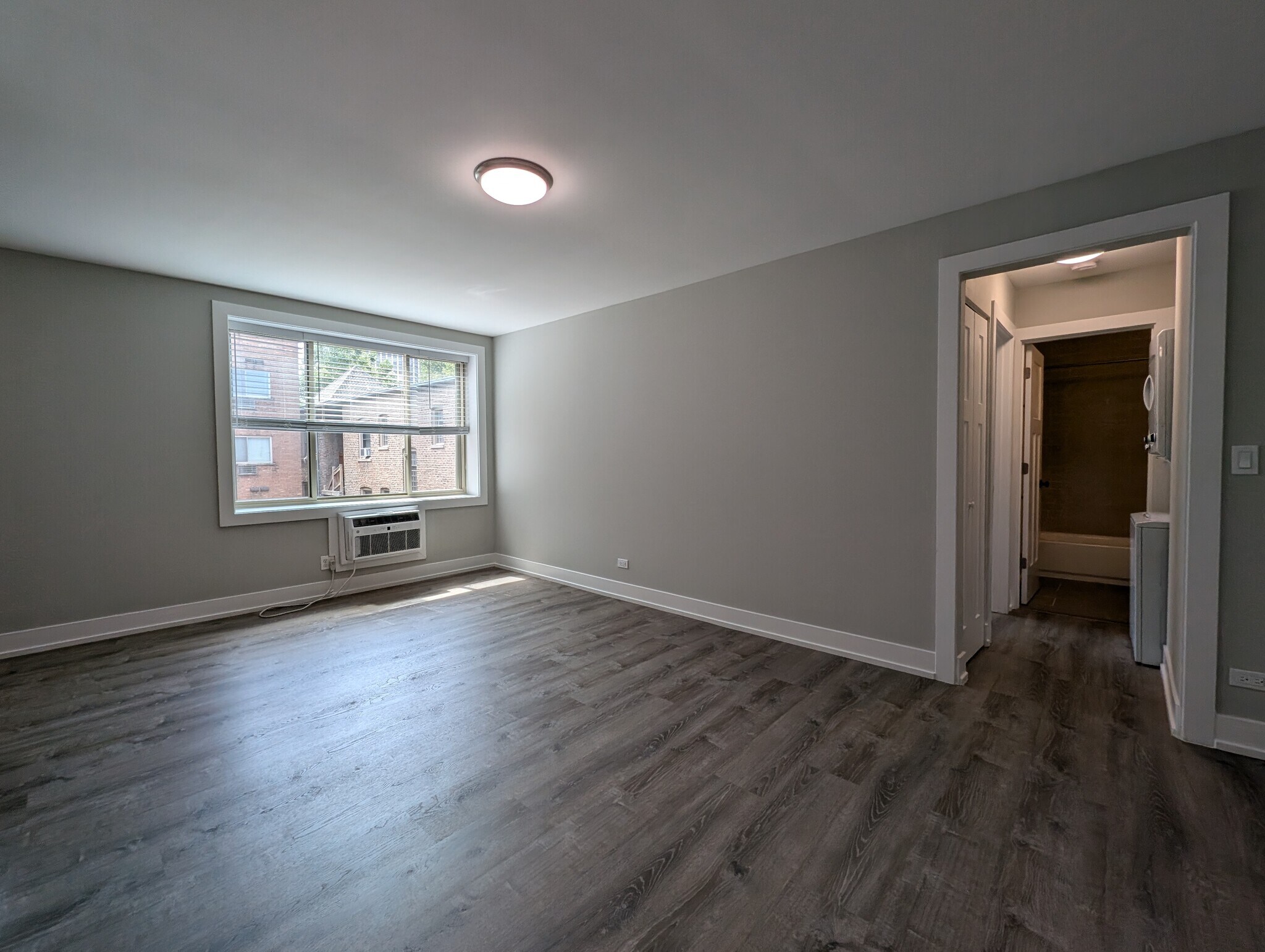 Building Photo - 542 W Surf St