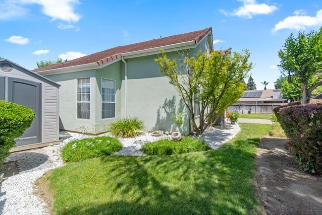 Building Photo - 921 N Homsy Ave