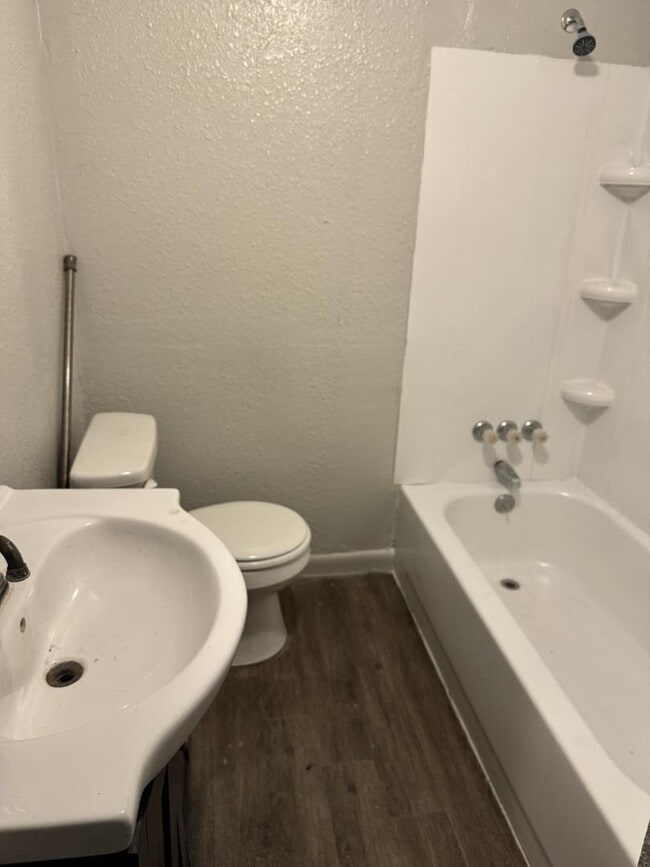 Building Photo - 835 E Walnut St