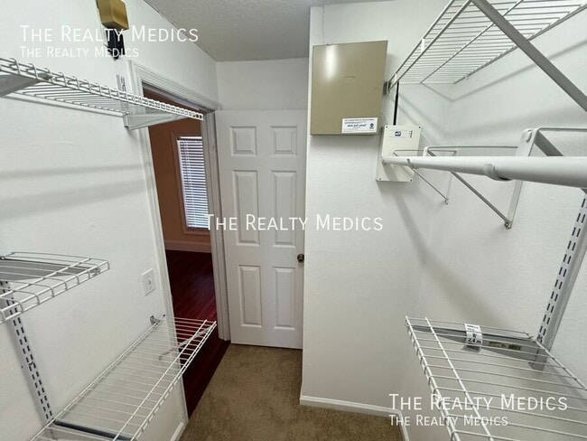 Building Photo - 2719 Crane's Cove Dr