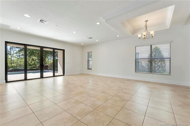 Building Photo - 255 Calmo Cir
