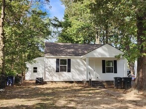 Building Photo - Beautiful 4 bedroom 2 bathroom home with g...