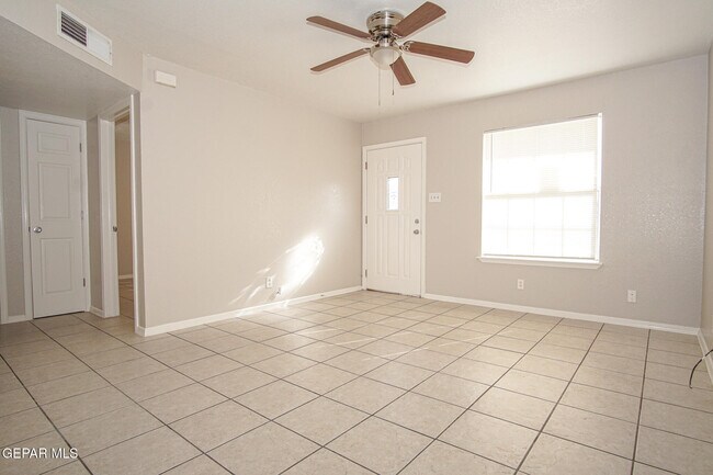 Building Photo - 216 S Schutz Dr