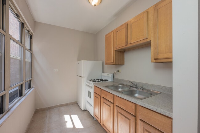 Building Photo - 5511 N Kenmore Ave