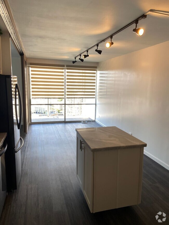 Building Photo - Condo In Honolulu!