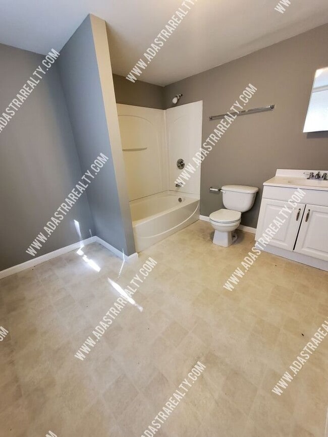 Building Photo - Spacious Home in Hickman Mills School Dist...