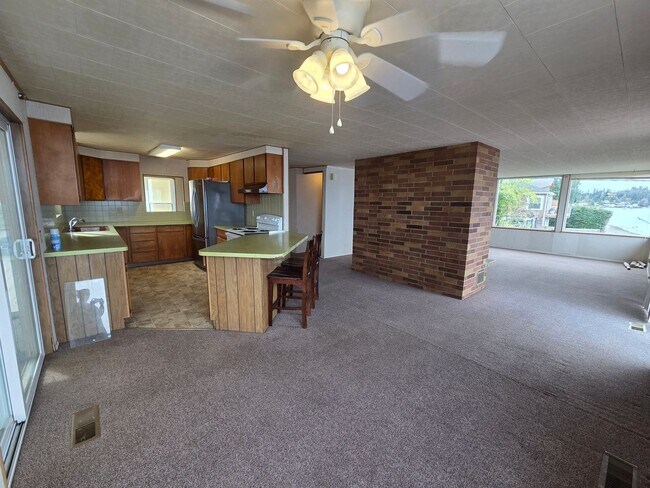 Building Photo - 1545 Colchester Dr E