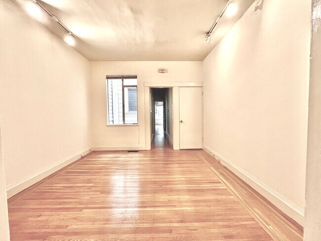 Building Photo - Prime Cow Hollow Location with Parking, Pr...