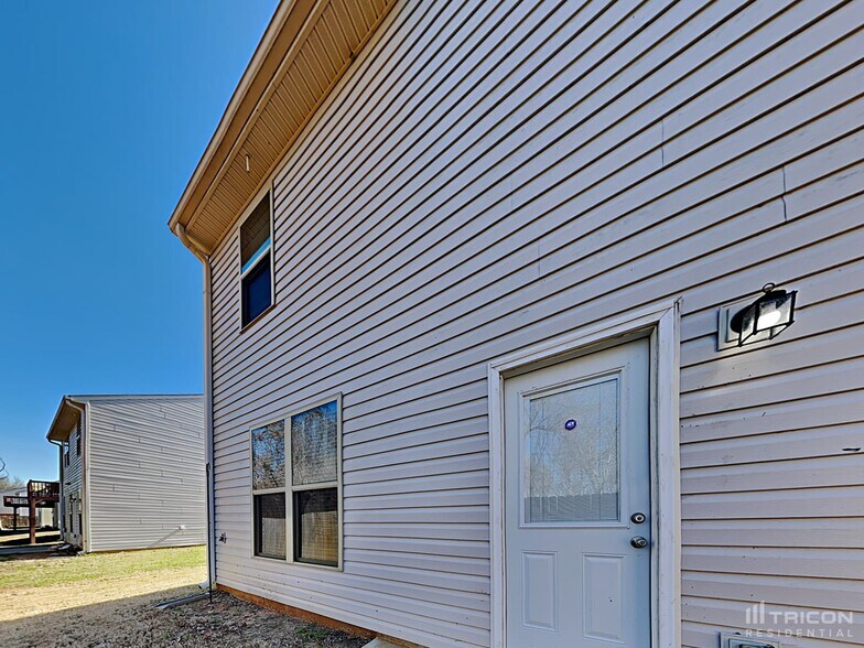 Building Photo - 7121 Creeksong Dr