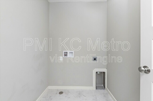 Building Photo - 15708 Canterbury St