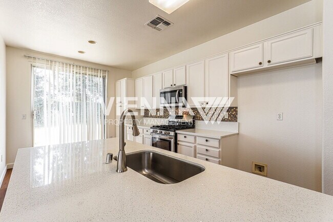 Building Photo - 493 Silverhorn Dr
