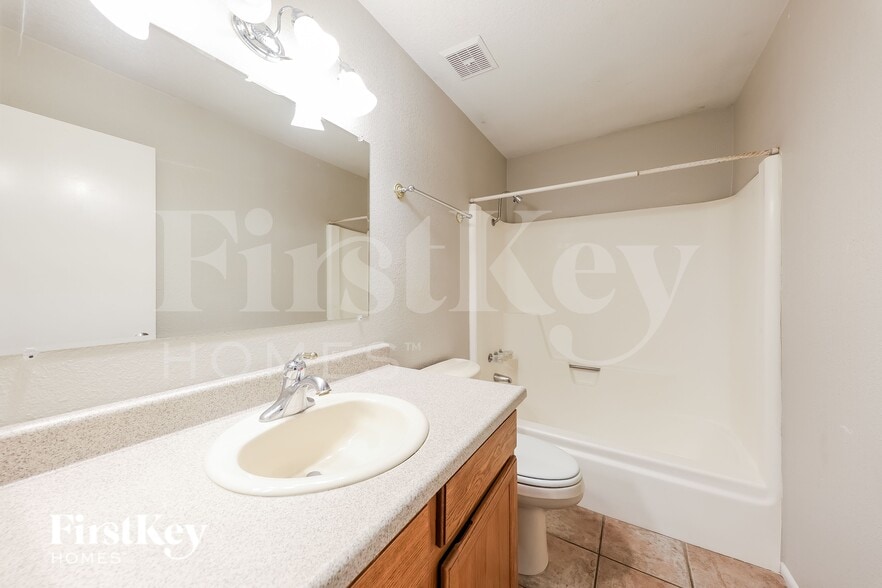 Building Photo - 8647 E Fillmore St