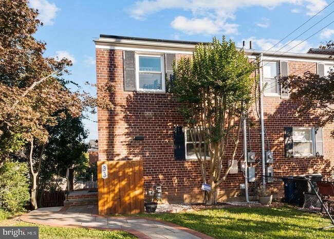 Building Photo - 33 Ancell St