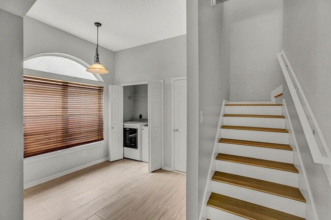 Building Photo - Renovated 5 bedroom/3 bathroom home in Wor...