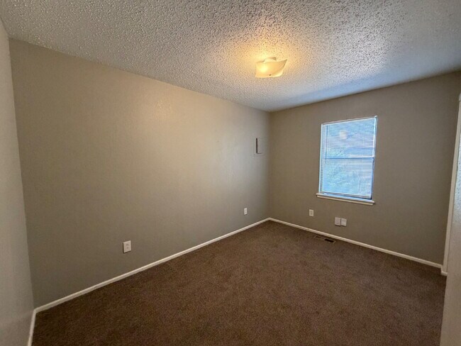 Building Photo - Duplex Located West Of University Near Parks & Movie Theater!