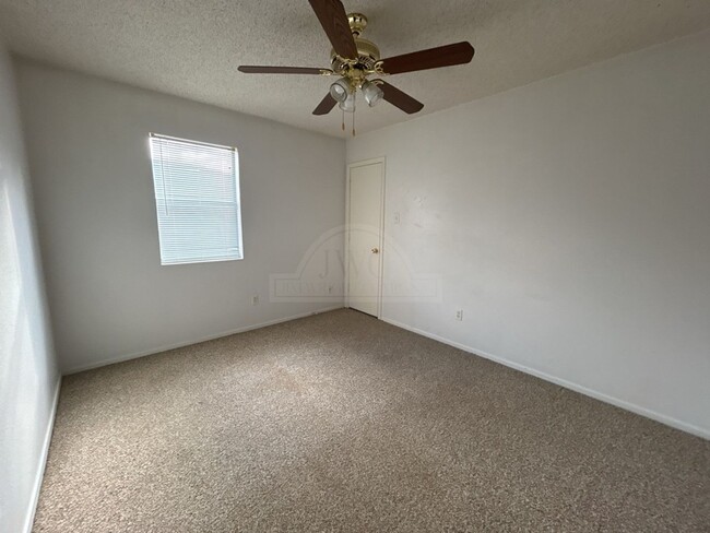 Building Photo - **2 WEEK FREE RENT***3103 Thoroughbred, Ki...