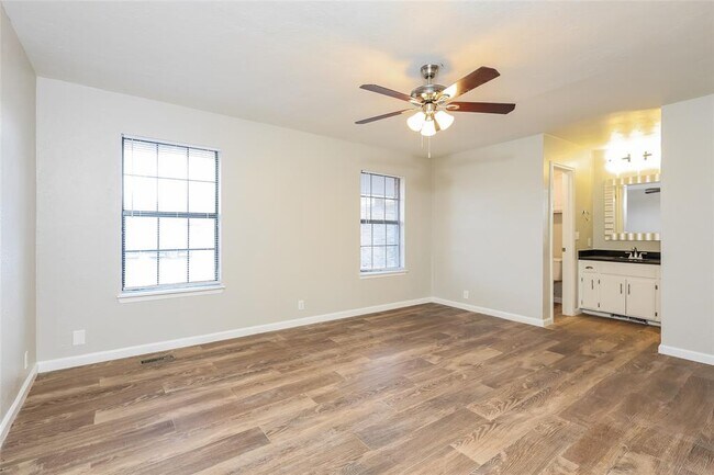 Building Photo - 2705 Fairfield Dr