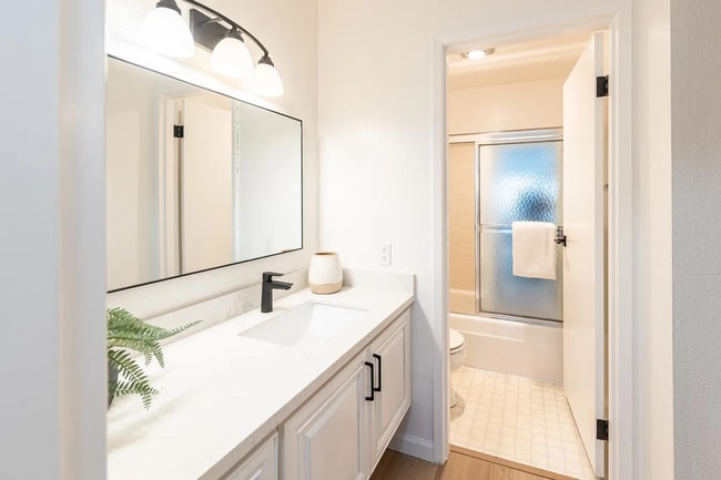 Building Photo - Convenient location to I-280/101 for a qui...