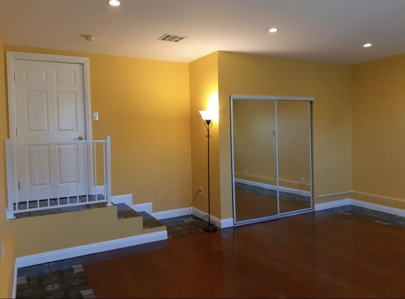 Building Photo - 5115 Canoga Ave