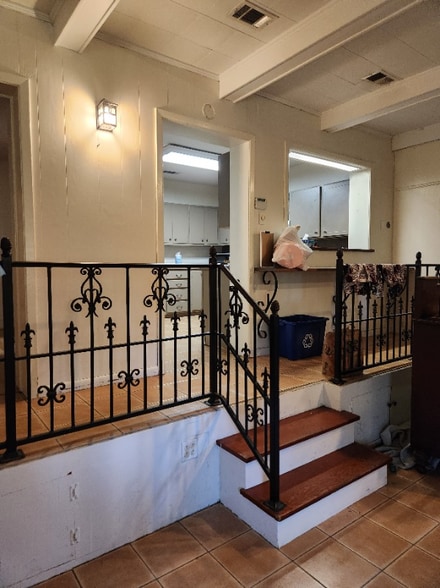 Building Photo - 614 Sunset Blvd