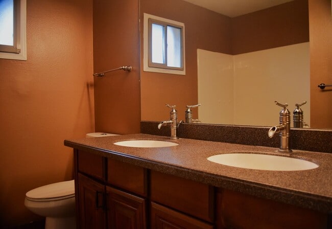 Building Photo - Awesome 5 Bed 2 Bath Home at ASU