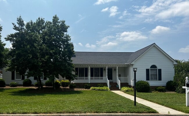 Building Photo - Three bedroom, 2 bath house in Gibsonville