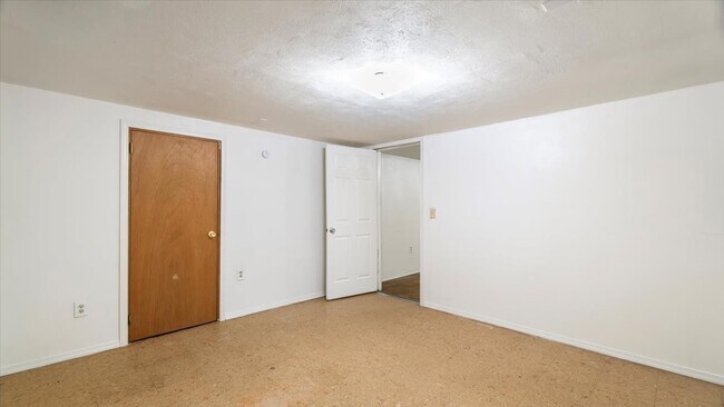 Building Photo - 1527 E Rockwell Ave