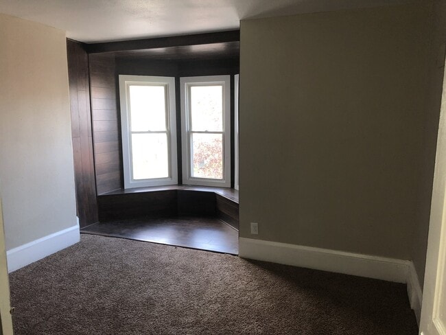 Building Photo - Updated 5BR/1.5BA Rent to Own Single Family Home