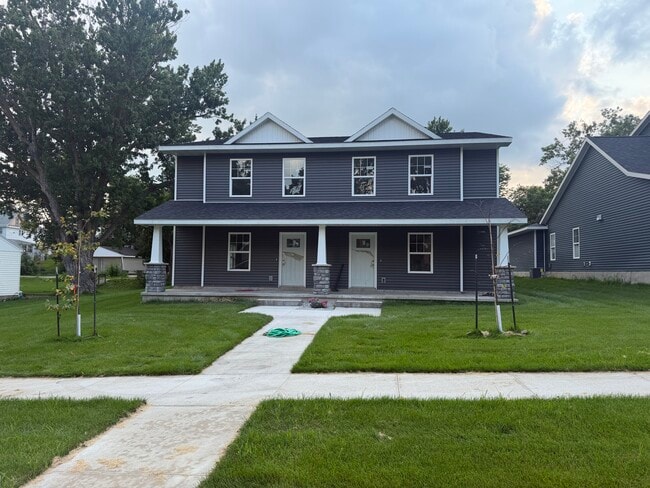 Building Photo - 2423 Iowa St