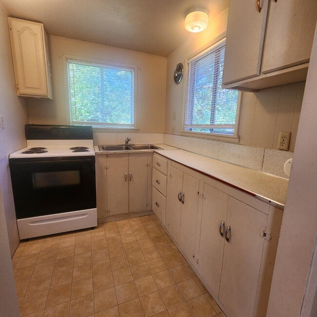 Building Photo - 1260 Pottery Ave