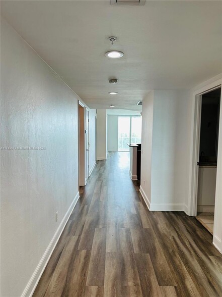Building Photo - 14951 Royal Oaks Ln