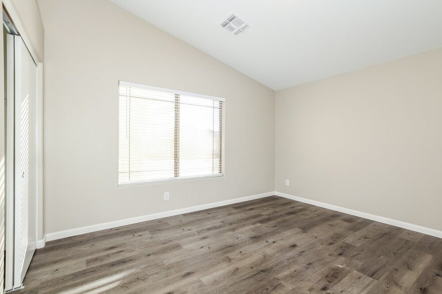 Building Photo - 8748 W Salter Dr