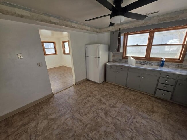 Building Photo - 1620 Hanaford Ave